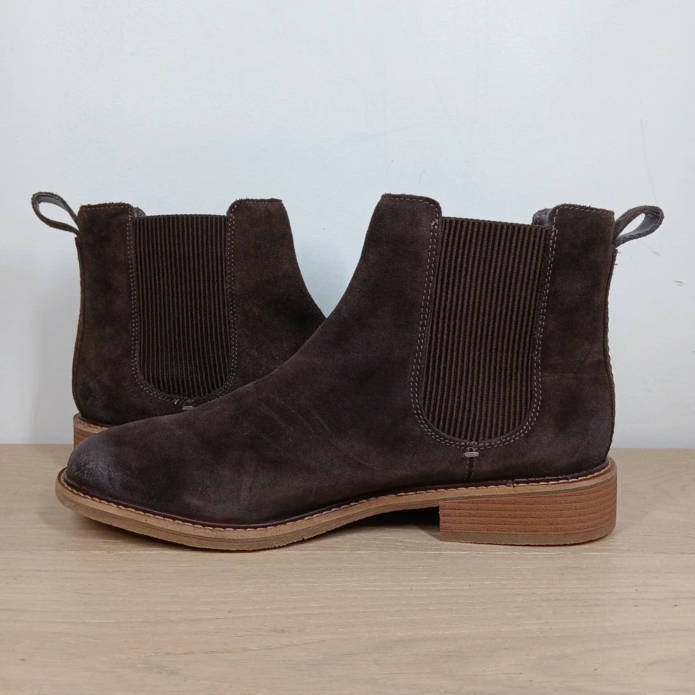 Clarks Chelsea Boots Womens 11W Brown Suede Leather Minimalist Office Classic